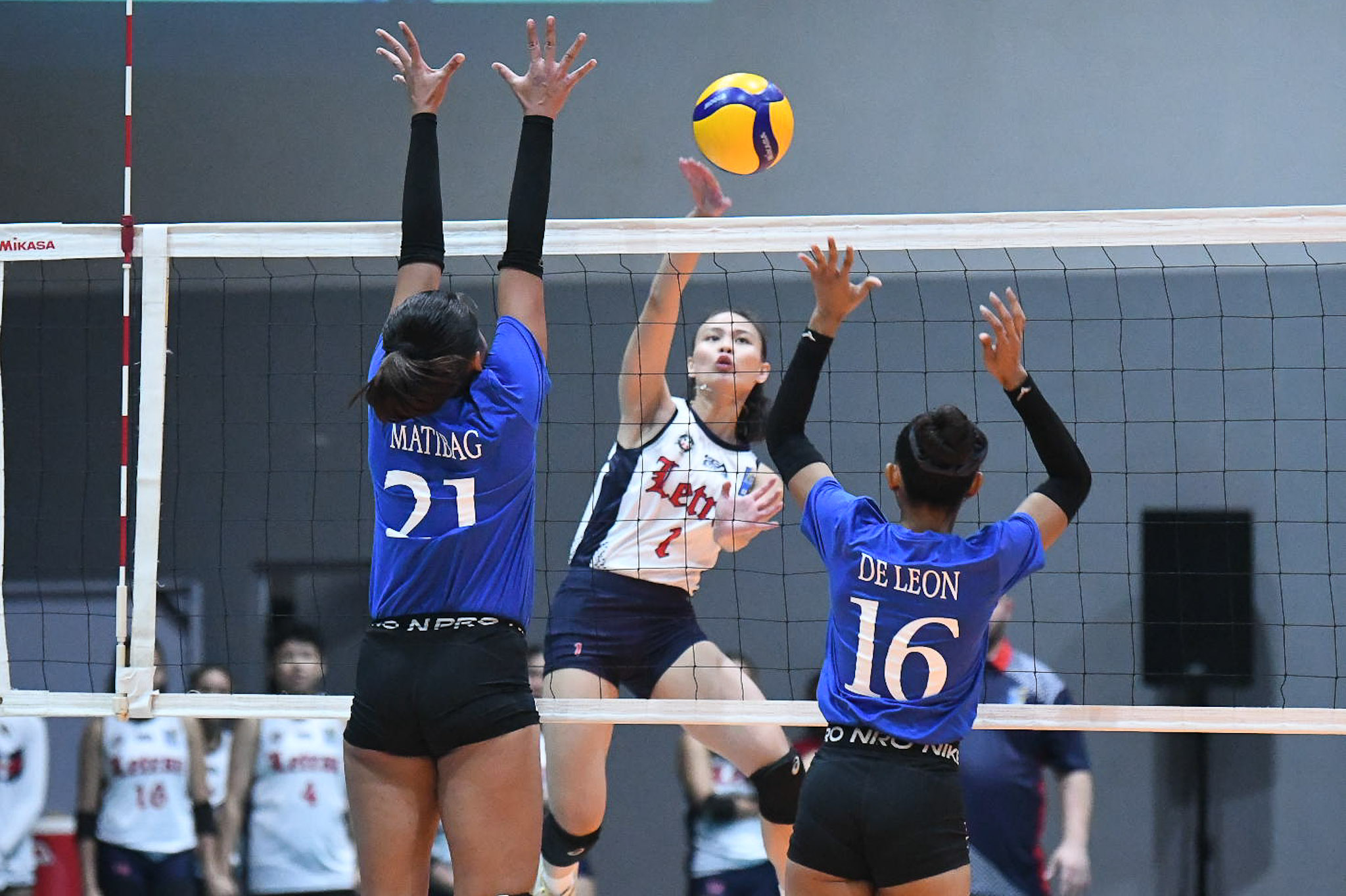 Letran survives Ateneo in thriller to keep semis bid alive
