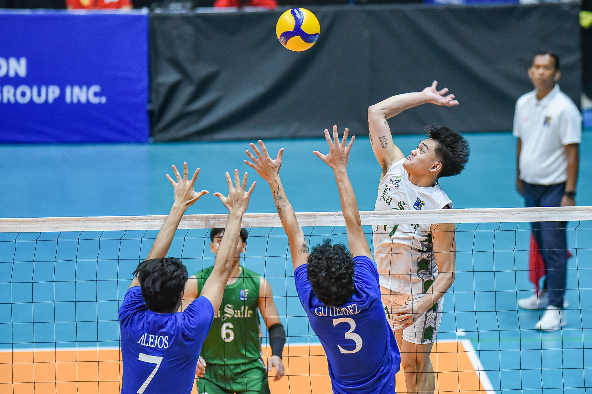 La Salle overpowers Ateneo in 4, moves on cusp of Finals