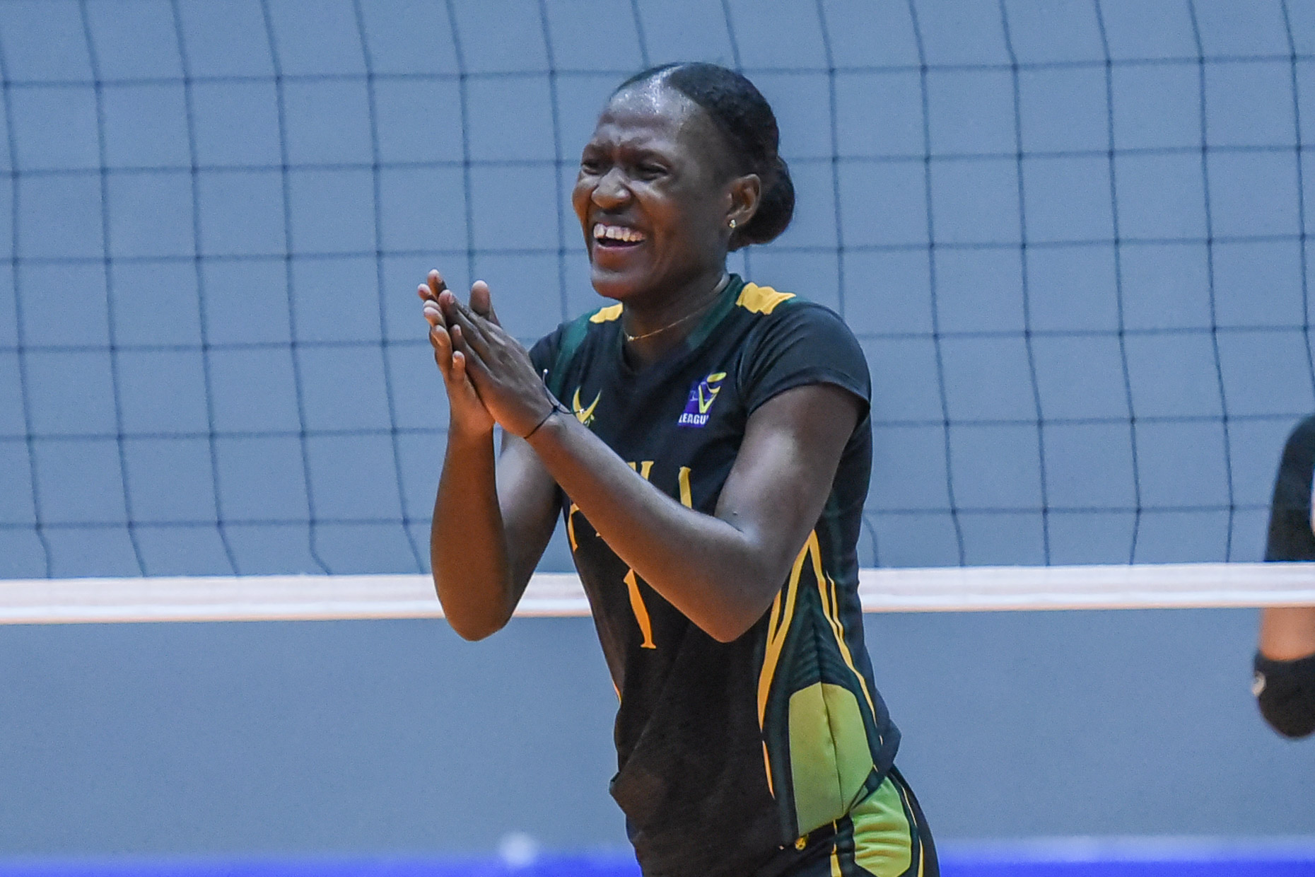 FEU regains form, smothers CSB