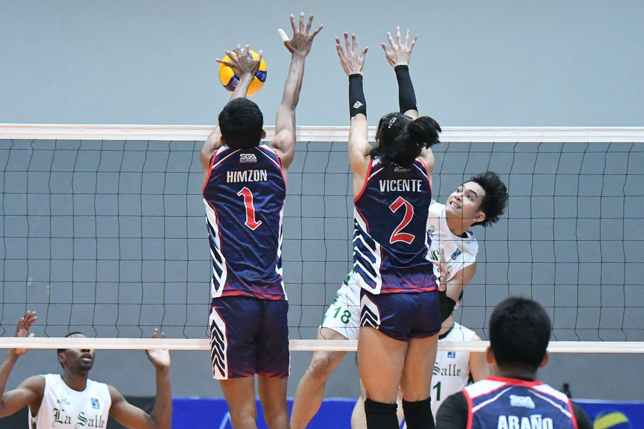 La Salle takes solo lead with 4th straight win over Letran
