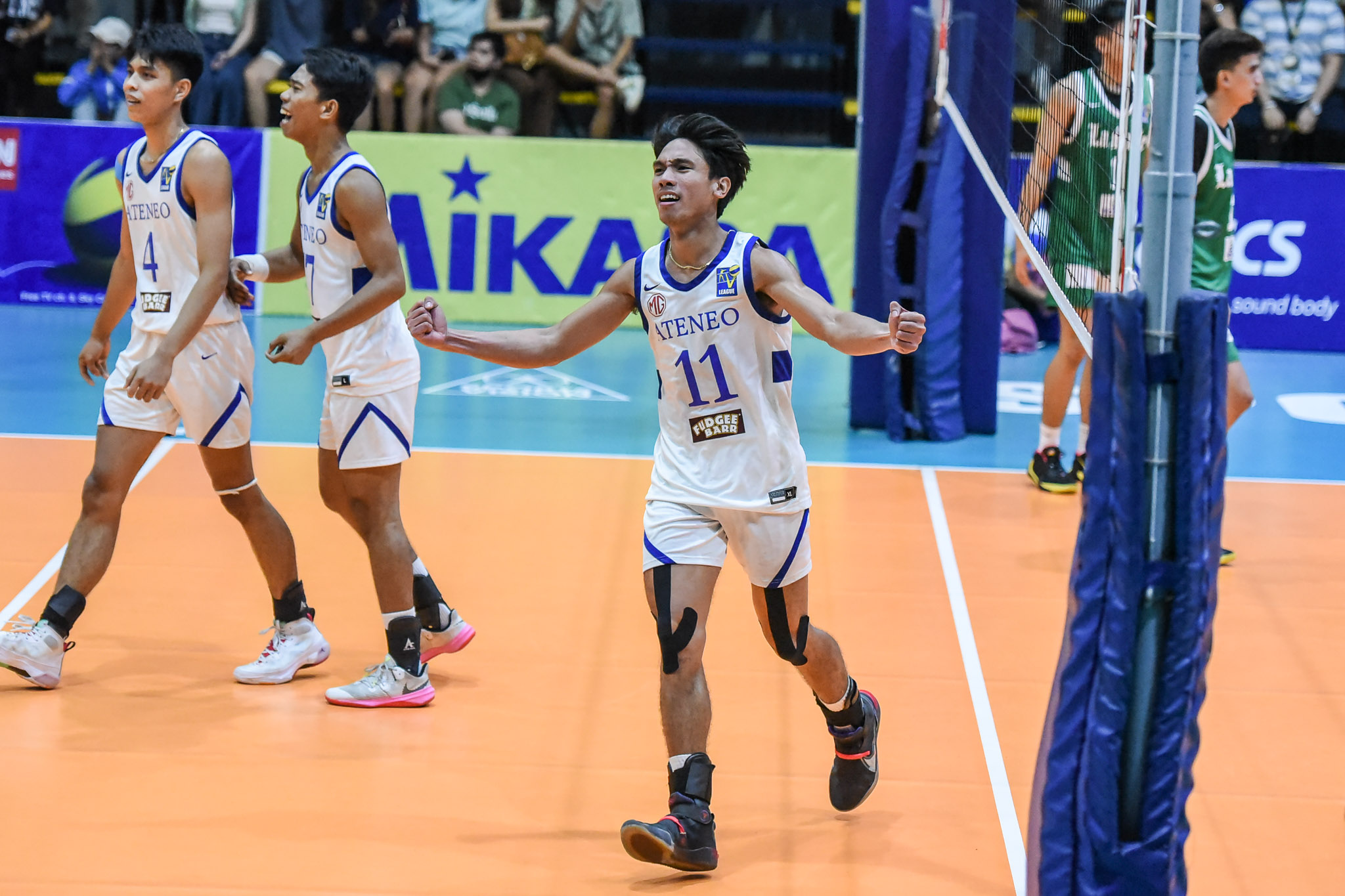 Abai Llenos plays through knee injury for Ateneo
