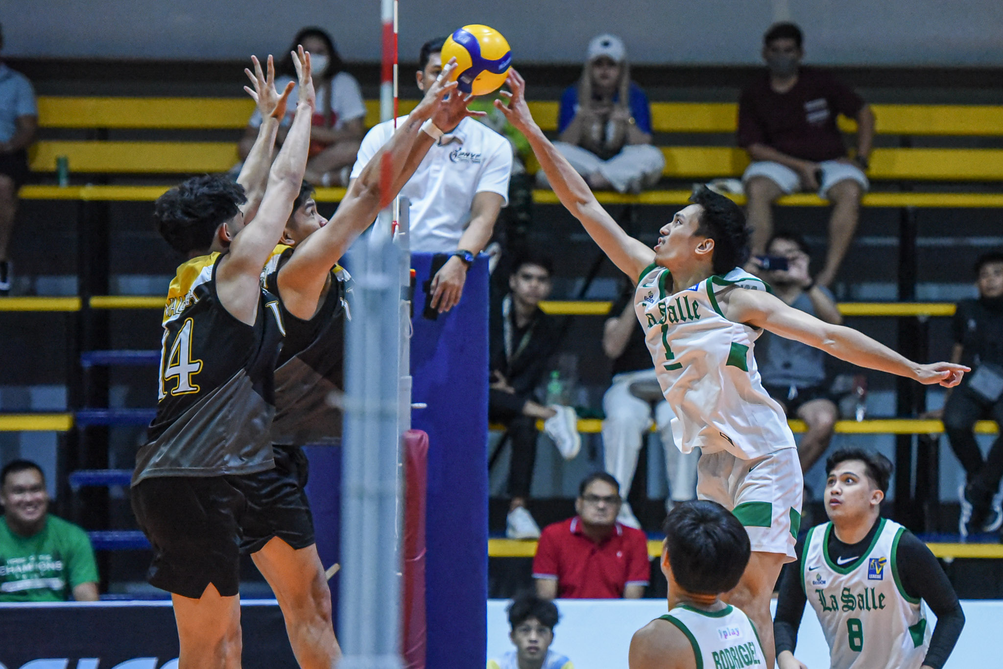 La Salle stuns UST in 4