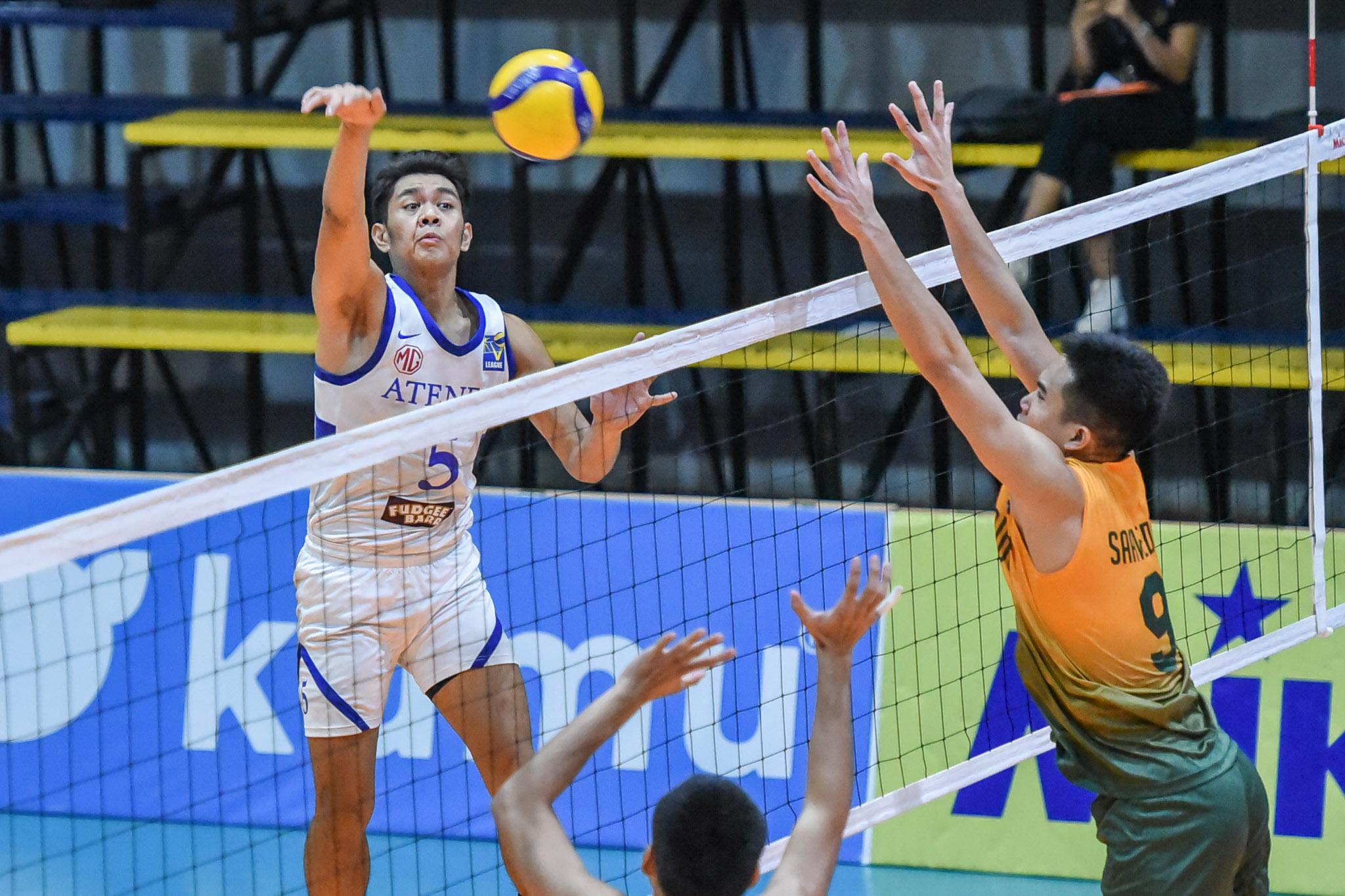 Ateneo shrugs off FEU to go 3-0
