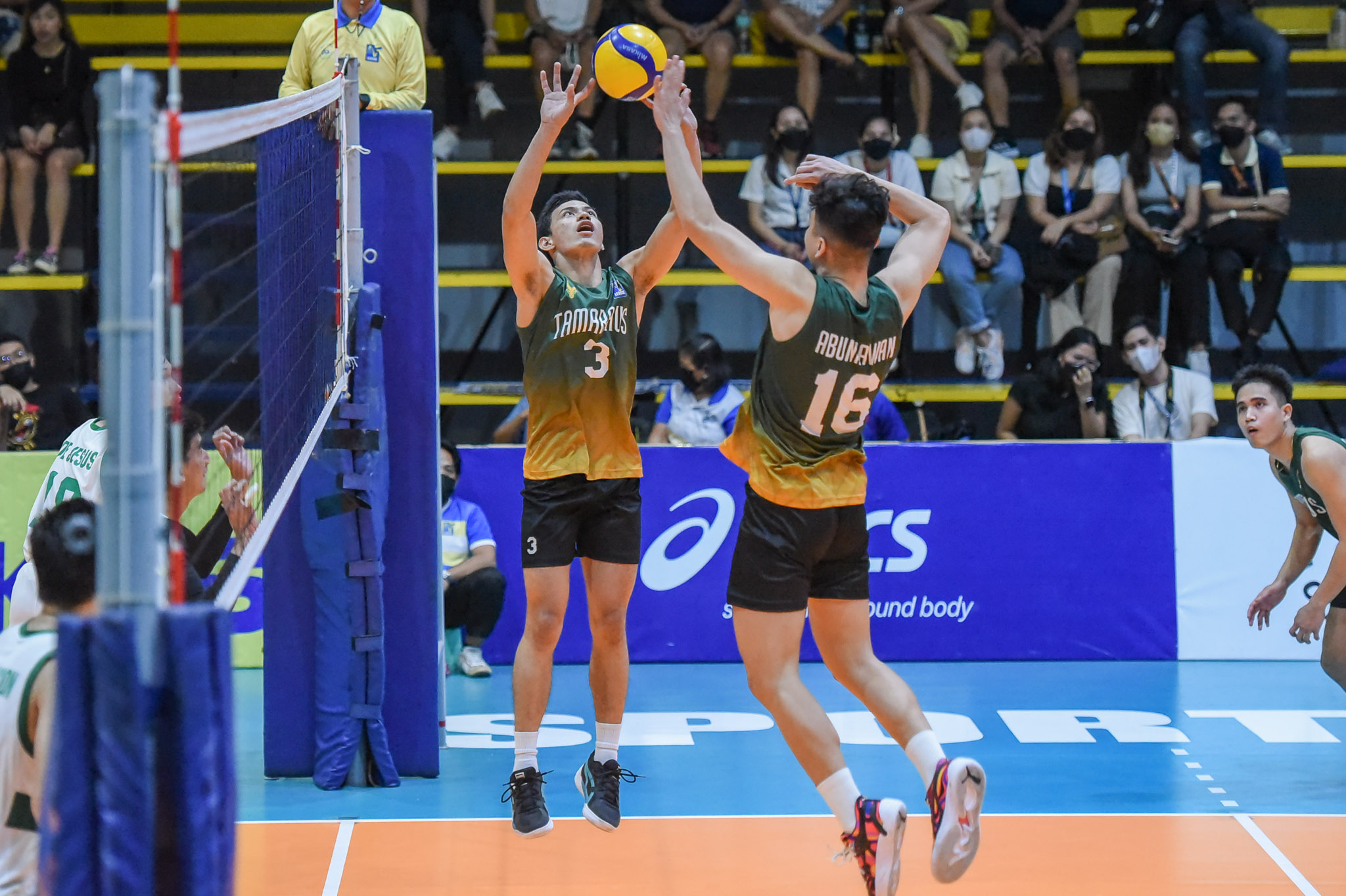 FEU outlasts Kampton-less DLSU to remain in fifth place hunt